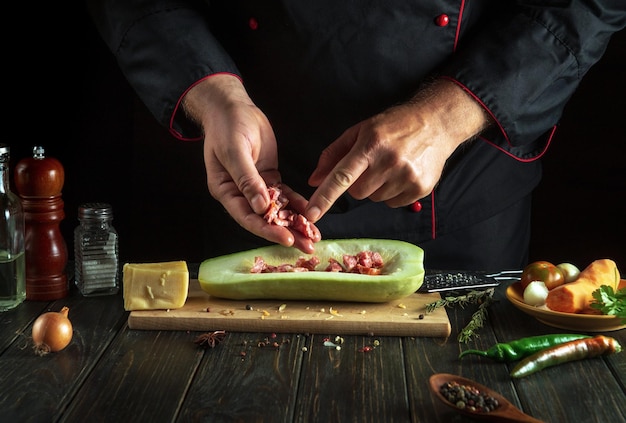 Kucharz przygotowujący warzywa